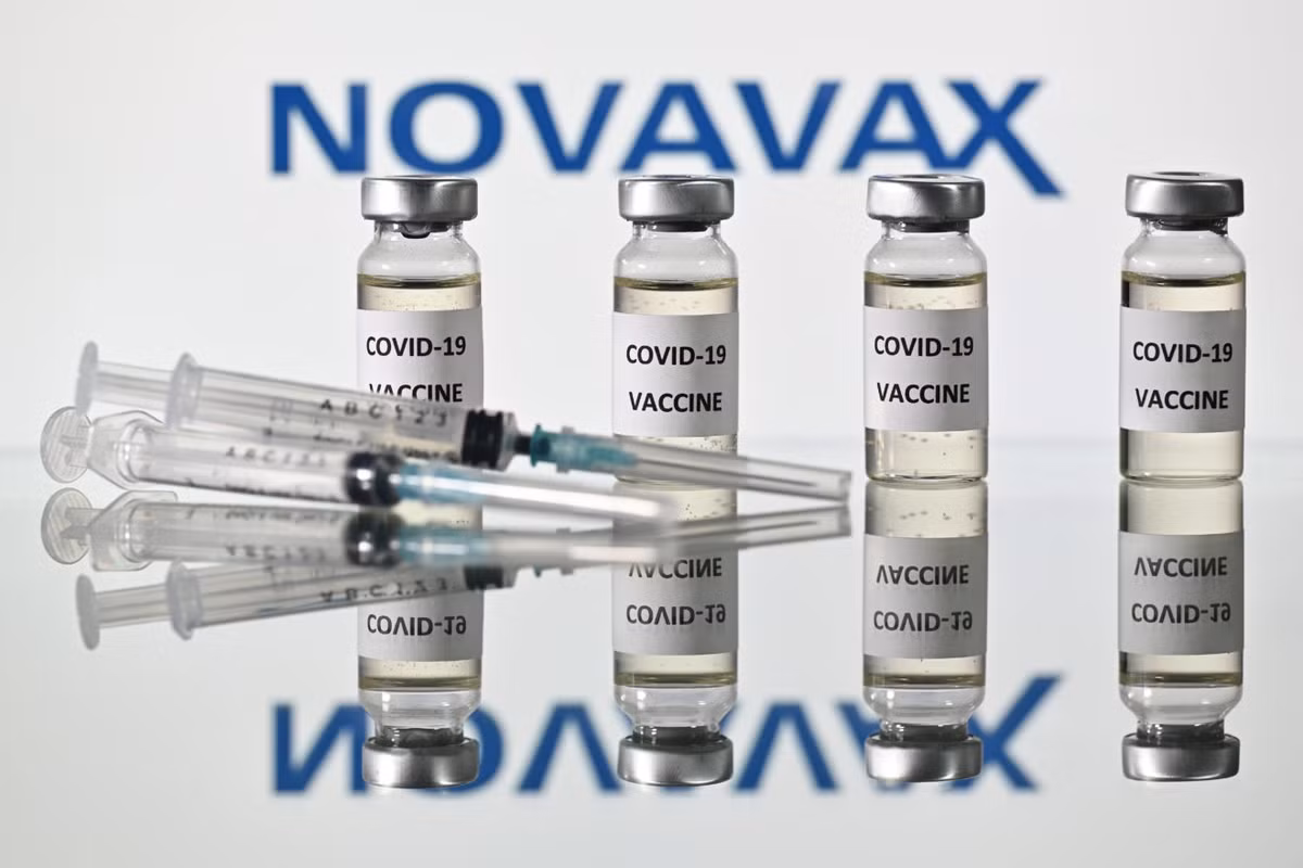 Trước đó, vào ngày 14/6, Novavax cho hay vắc xin ngừa COVID-19 của họ đạt hiệu quả trên 93% đối với các biến thể chủ yếu ngày nay. Vắc xin của Novavax cũng được chứng minh đạt hiệu quả đến 91% ở các nhóm dân có nguy cơ cao và đạt hiệu quả 100% với các chủng virus corona không xếp vào loại cần cảnh báo.