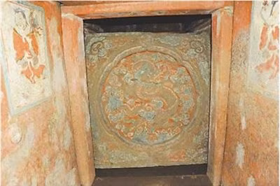 Trong quá trình thu công tuyến tàu điện ngầm số 7 khu vực chùa Kim Tượng ở Cẩm Giang, Thành Đô, Trung Quốc vào tháng 3/2014, các công nhân tình cờ phát hiện một lăng mộ. Theo đó, các nhà khảo cổ nhanh chóng tới hiện trường và tiến hành cuộc khai quật. Từ đây, họ từng bước giải mã bí mật về cuộc sống của thái giám nhà Minh.
