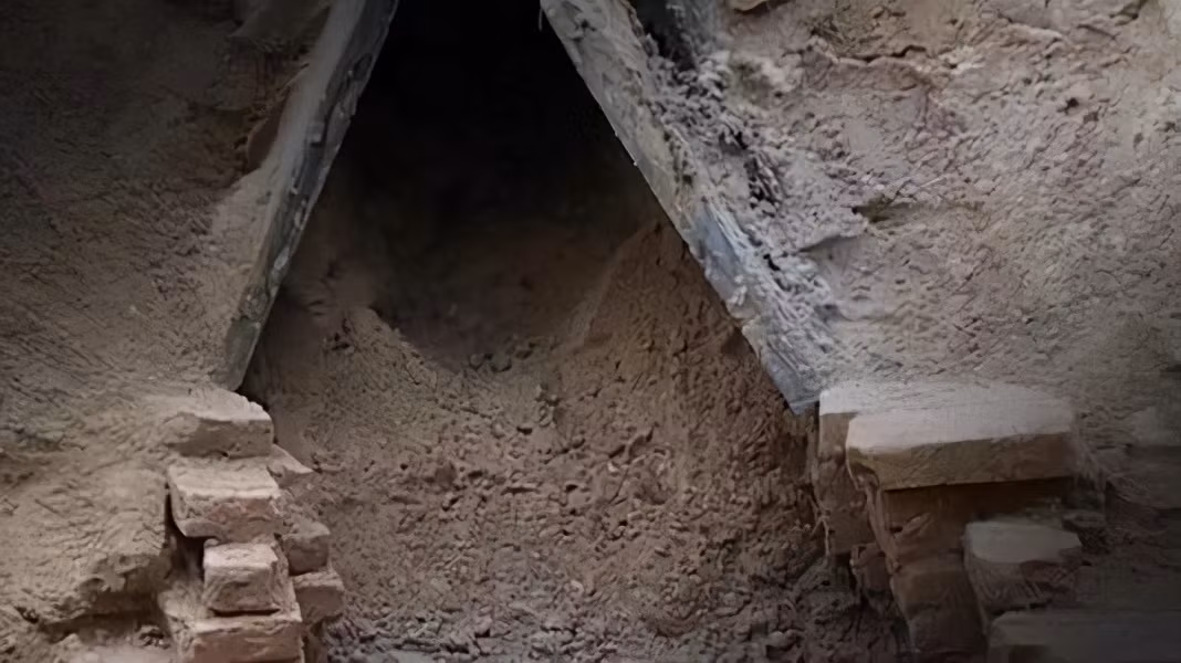 Thế nhưng, trong số 85 ngôi mộ được phát hiện, một ngôi cổ mộ khiến các chuyên gia vô cùng bất ngờ khi bên trong có hơn 200 cổ vật bằng vàng giá trị.