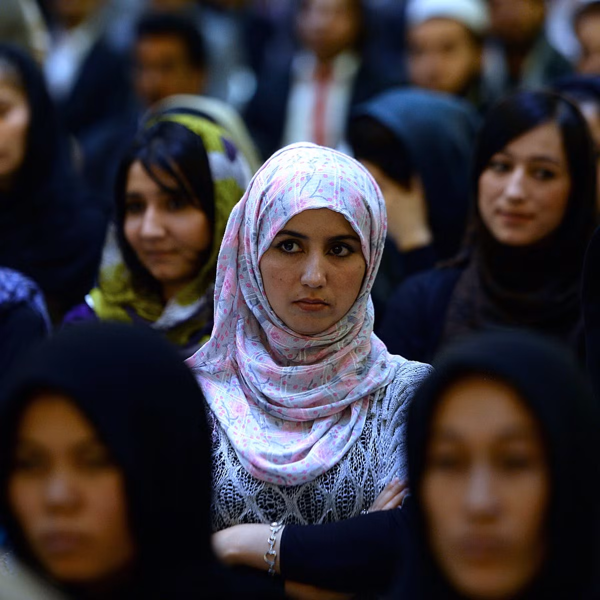 Trong suốt 5 năm cầm quyền, Taliban thực hiện nhiều chính sách dựa trên cách giải thích cực đoan theo luật Hồi giáo Sharia. Trong đó, phụ nữ phải trùm kín mặt; bị cấm làm việc, học tập, tham gia chính trị; không được ra khỏi nhà mà không có người thân nam giới đi kèm.