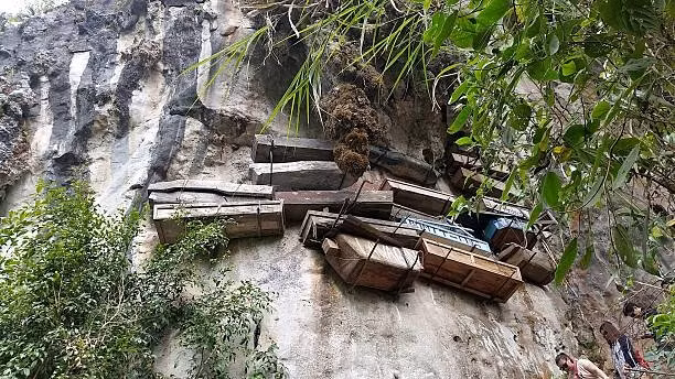 Sagada là ngôi làng hẻo lánh nằm cách thủ đô Manila khoảng 8,5 giờ di chuyển. Đây cũng là nơi duy nhất ở Philippines vẫn còn giữ phong tục mai táng cổ xưa trên.