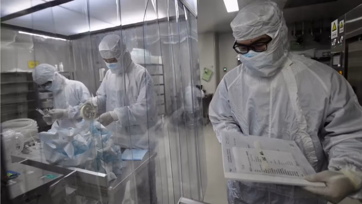 Tập đoàn Dược phẩm Quốc gia Trung Quốc (SinoPharm) đưa vào vận hành giai đoạn 3 nhà máy sản xuất vaccine ngừa COVID-19 ở quận Đại Hưng, ngoại ô Bắc Kinh từ đầu tháng 7 vừa qua. Theo đó, cơ sở này được cho là nhà máy lớn nhất thế giới với sản lượng hàng năm có thể đạt 3 tỷ liều vắc xin.