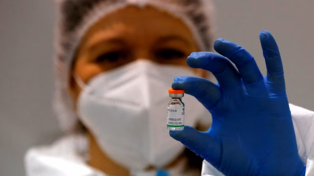 Thêm nữa, việc nuôi cấy virus COVID được thực hiện trong các bể chứa phản ứng đặc biệt với nhiệt độ, độ ẩm và mật độ carbon dioxide (CO2). Quá trình này được giới chuyên gia giám sát và kiểm soát chặt chẽ.