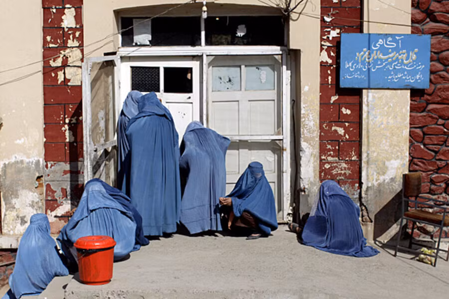 Điều này xuất phát từ việc khi Taliban tiến vào Kabul đã gây ra tình trạng bất ổn xã hội. Nhiều học sinh, sinh viên là nữ giới hoảng sợ chạy ra khỏi ký túc xá để trở về nhà vì lo sợ Taliban sẽ đánh đập những phụ nữ không mặc đồ burqa. Đây là trang phục trùm kín đầu và người của phụ nữ Hồi giáo.