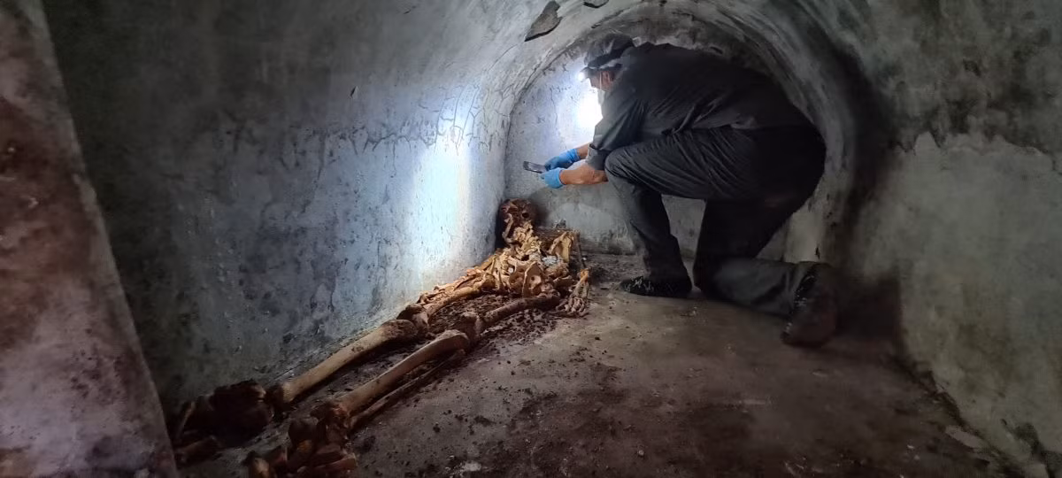 Căn cứ vào dòng chữ trên bia ký tìm thấy trong ngôi mộ, công việc của Marcus Venerius Secundio ở thành phố Pompeii sau khi tự do là tổ chức các buổi biểu diễn bằng tiếng Hy Lạp.