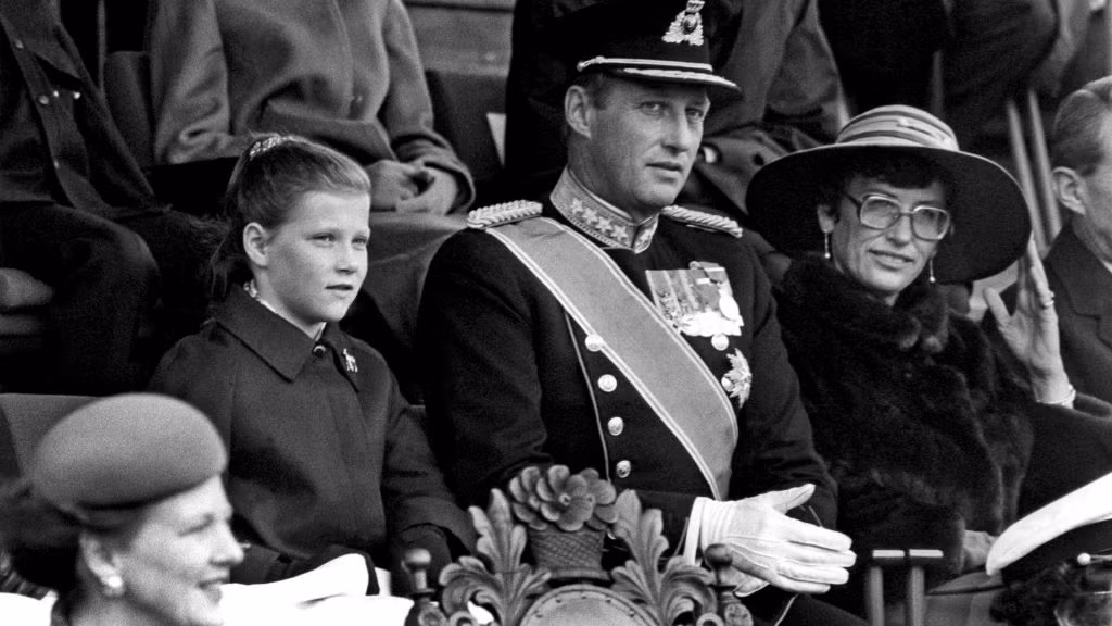 Sau khi vua Haakon qua đời năm 1957, thái tử Olav kế vị ngai vàng. Hoàng tử Harald trở thành thái tử. Đến năm 1991, thái tử Harald trở thành tân vương sau khi vua cha qua đời.