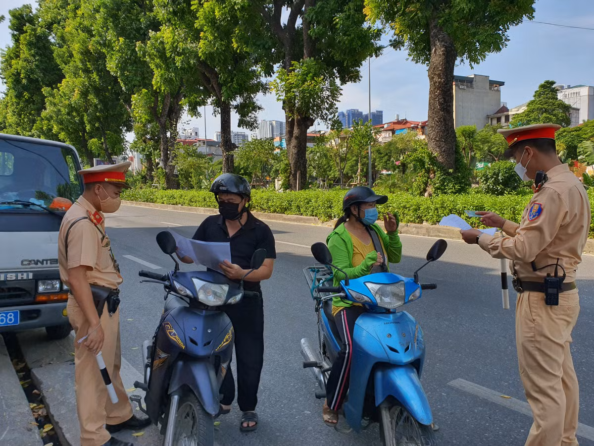 Ha Noi: Xu phat hon 1,2 ty dong cac truong hop vi pham trong ngay thu 15 gian cach xa hoi