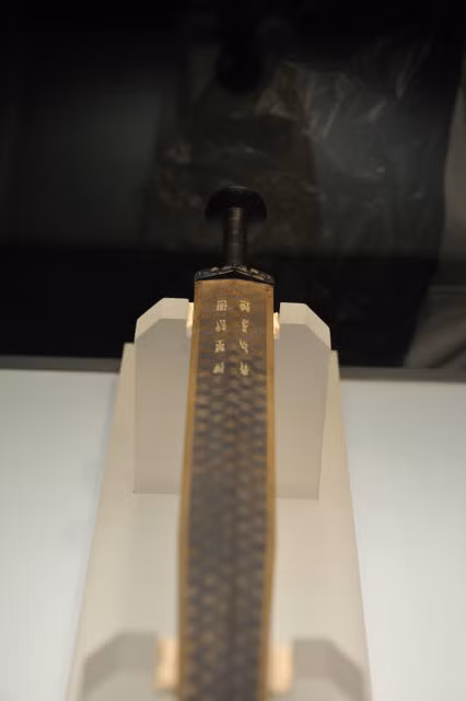 Các chuyên gia phát hiện người xưa sử dụng sắt Damascus để chế tạo vũ khí từ khoảng năm 300 trước Công nguyên. Ngoài sắt, thợ rèn kiếm còn cho thêm một số nguyên liệu khác như vỏ cây Cassia auriculata, nhựa cây gòn (milkweed), vanadi, crom, mangan, coban, niken và những thành phần chưa thể xác định.