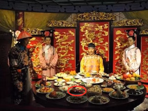 Do mỗi hành động của thị vệ đều liên quan đến tính mạng của hàng chục, hàng trăm người trong gia đình nên họ luôn cẩn thận từng việc làm cũng như lời ăn tiếng nói để tránh mang tai họa đến cho cả nhà.