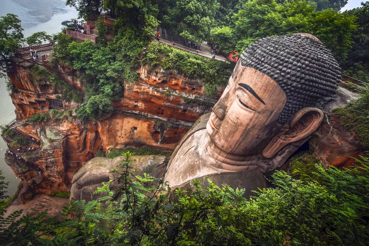 Để giúp đỡ người dân ổn định cuộc sống, tránh gặp phải những thảm kịch tồi tệ, một nhà sư đã quyết định xây dựng một bức tượng Phật lớn tại đây.