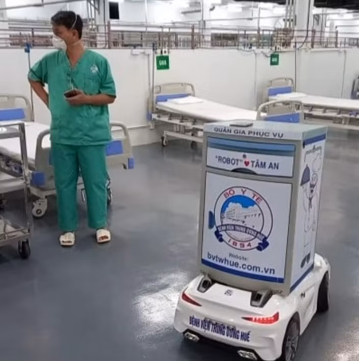 Đến tháng 6/2021, 2 "chiến binh" robot đã vào tâm dịch Bắc Giang để hỗ trợ các bác sĩ tuyến đầu trong điều trị, chăm sóc bệnh nhân COVID-19. Ảnh: CAND.