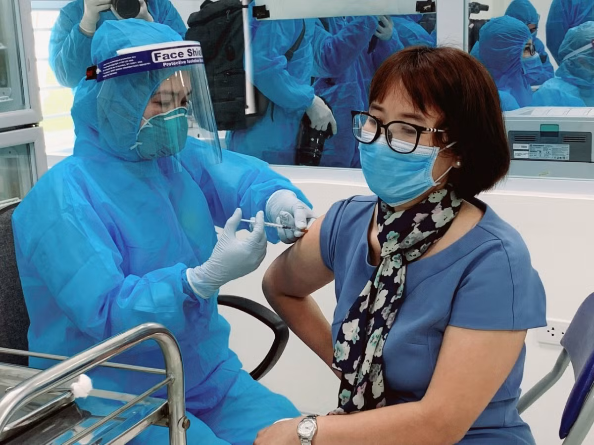 Tiêm đủ 2 mũi vắc xin COVID-19… không đối diện nguy cơ xấu? Tiem du 2 mui vac xin COVID-19… khong doi dien nguy co xau?