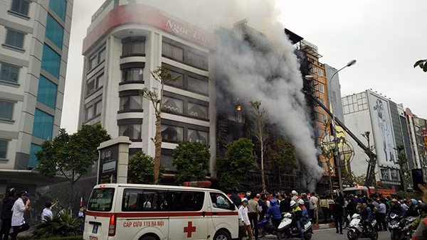Khu vực cháy lớn trên phố Trần Thái Tông. Khu vực cháy lớn trên phố Trần Thái Tông.