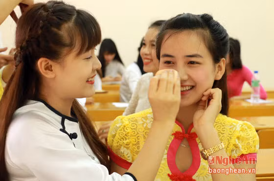 Để có được một hình ảnh đẹp, những cô giáo tương lai phải đặc biệt chú ý đến ngoại hình. Tuy nhiên, dù phải cạnh tranh nhau rất căng thẳng những các thí sinh vẫn nhiệt tình hỗ trợ, giúp đỡ nhau.