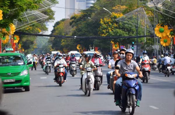 Bỏ thu phí sử dụng đường bộ với xe máy từ 5/6/2016. Ảnh minh họa.