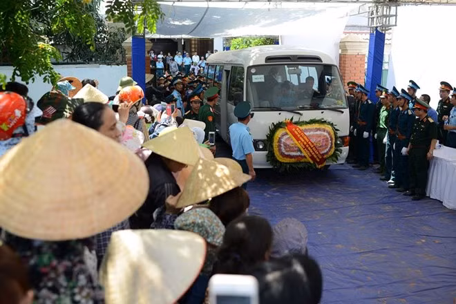 Xe đưa linh cữu phi công Trần Quang Khải rời nhà tang lễ trong niềm tiếc thương của nhiều sỹ quan, chiến sĩ và người dân. Ảnh: Zing News. Xe đưa linh cữu phi công Trần Quang Khải rời nhà tang lễ trong niềm tiếc thương của nhiều sỹ quan, chiến sĩ và người dân. Ảnh: Zing News.
