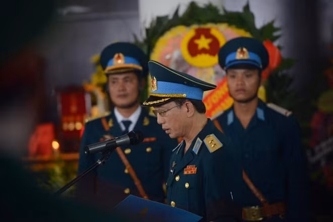 Trung tướng Nguyễn Văn Thanh (Chính ủy Quân chủng Phòng không không quân) đọc điếu văn: "Sự hy sinh của đại tá Trần Quang Khải là tổn thất vô cùng to lớn đối với Quân đội nhân dân Việt Nam, Quân chủng Phòng không không quân và gia đình". Ảnh: Zing News. Trung tướng Nguyễn Văn Thanh (Chính ủy Quân chủng Phòng không không quân) đọc điếu văn: "Sự hy sinh của đại tá Trần Quang Khải là tổn thất vô cùng to lớn đối với Quân đội nhân dân Việt Nam, Quân chủng Phòng không không quân và gia đình". Ảnh: Zing News.
