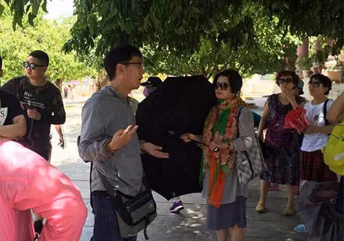 Hướng dẫn viên Xue Chun Zhe xuyên tạc lịch sử Việt Nam khi dẫn đoàn khách Trung Quốc tham quan.