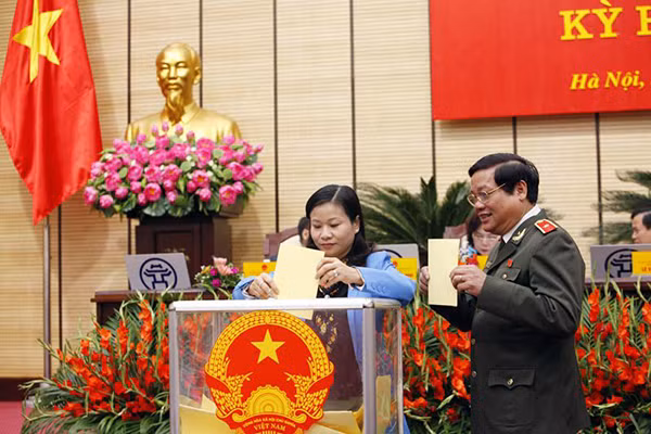 Đại biểu HĐND TP Hà Nội khóa 14 bỏ phiếu bầu Chủ tịch UBND TP nhiệm kỳ 2011 - 2016 ngày 4/12/2015. Ảnh: VNN. Đại biểu HĐND TP Hà Nội khóa 14 bỏ phiếu bầu Chủ tịch UBND TP nhiệm kỳ 2011 - 2016 ngày 4/12/2015. Ảnh: VNN.