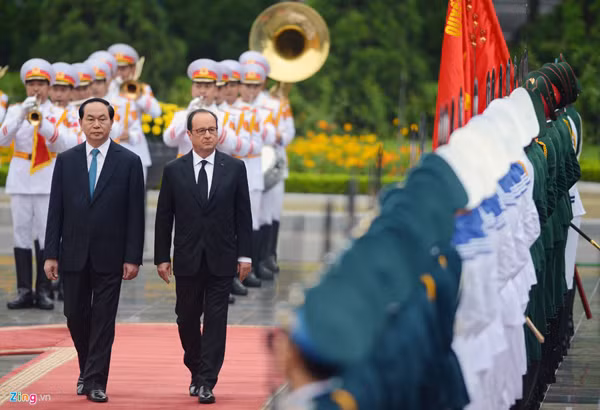 Nhận lời mời của Chủ tịch nước Trần Đại Quang, Tổng thống Cộng hòa Pháp Francois Hollande thăm cấp Nhà nước tới Việt Nam từ ngày 5-7/9/2016. Ngài Francois Hollande là vị Tổng thống thứ ba của Cộng hòa Pháp sang thăm Việt Nam, sau các chuyến thăm của Tổng thống Francois Mitterrand (năm 1993) và Tổng thống Jacques Chirac (các năm 1997 và 2004). Ảnh: Zing.