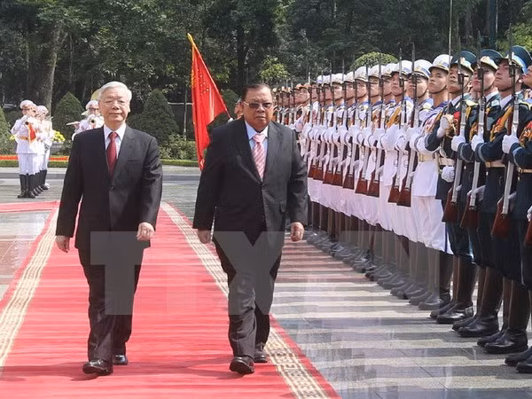 Trong chuyến thăm Việt Nam lần này, Tổng Bí thư, Chủ tịch nước Lào Bounnhang Volachith và các lãnh đạo Việt Nam đã gặp gỡ trao đổi, tái khẳng định thiện chí và nguyện vọng của cả hai phía trong quan hệ hợp tác, tiếp tục phát huy mối quan hệ hữu nghị, tình đoàn kết đặc biệt Lào - Việt Nam có truyền thống từ lâu đời. Ảnh: TTXVN.