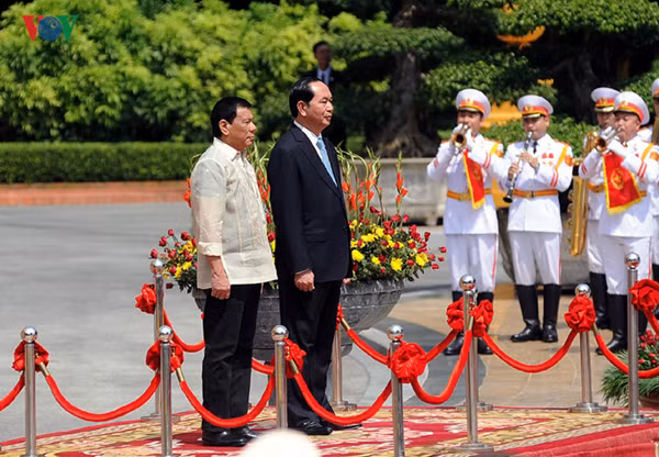 Nhân chuyến thăm chính thức Việt Nam của Tổng thống Philippines, hai bên đã ra tuyên bố chung giữa nước Cộng hòa Xã hội chủ nghĩa Việt Nam và Cộng hòa Philippines. Ảnh: VOV.