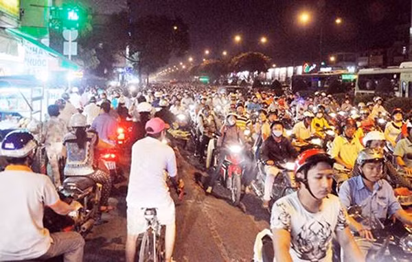 TP HCM: Lat xe cho bia, tac duong den toi-Hinh-2