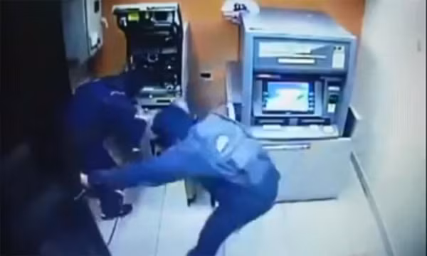 Nhóm cướp phối hợp chuyên nghiệp để trộm tiền cây ATM. Ảnh cắt từ clip.