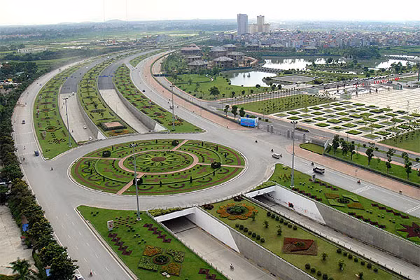 Riêng chi phí cắt cỏ cho 24 km Đại lộ Thăng Long (cắt cỏ và một ít trúc anh đào, hoa dâm bụt) một năm là 53 tỷ đồng.