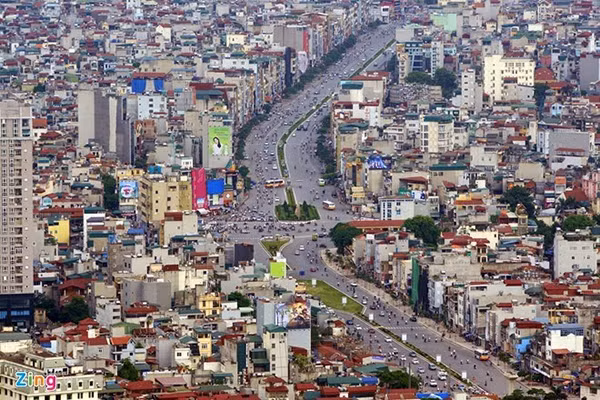  3, Hà Nội sở hữu con đường đắt nhất hành tinh Theo đó, 1km đường Kim Liên - Ô Chợ Dừa giá 45 triệu USD, tương đương gần 100.000 cây vàng thời điểm đó (năm 2005), trong khi giá xây dựng 1 km đường tàu điện ngầm chỉ vào khoảng 34 triệu USD. 