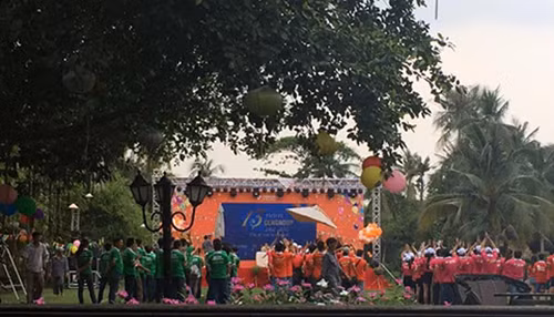 Hàng trăm nhân viên kinh doanh của hệ thống siêu thị dự án bất động sản STDA xếp hàng hát "Cen ca" chế lời Quốc ca. Ảnh: VTC News.