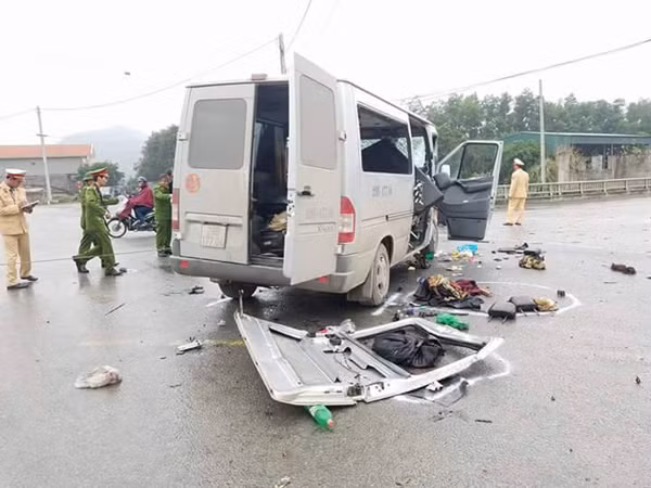 Xe đi đám cưới va chạm xe tải, 13 người thương vong ở Hà Nam - Hình 3 Xe di dam cuoi va cham xe tai, 13 nguoi thuong vong o Ha Nam-Hinh-3