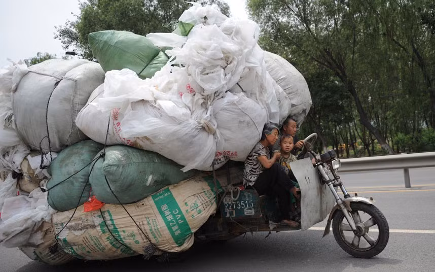 Xe ba gác còn chở được nhiều hơn xe tải lớn đấy.