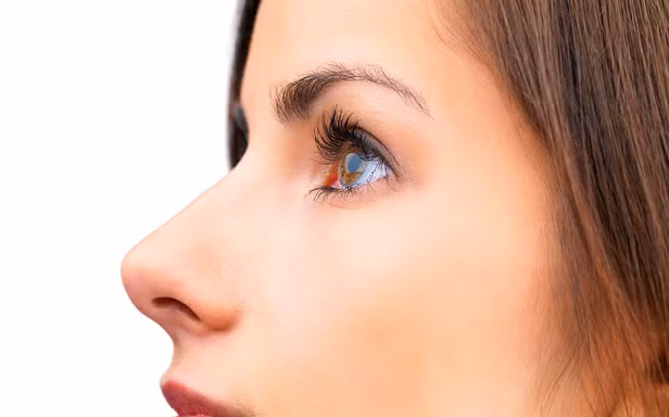 Mũi cao, đầu mũi nhọn là phụ nữ có đời sống tình cảm mờ nhạt, yêu ghét không rõ ràng, thậm chí còn khắc chồng. Chồng thường gặp khó khăn trong công việc và hay ốm đau.