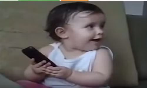 Hình ảnh em bé nói chuyện điện thoại cực hay.