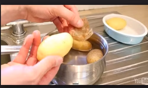 Bóc vỏ khoai tây dễ dàng không cần dao.