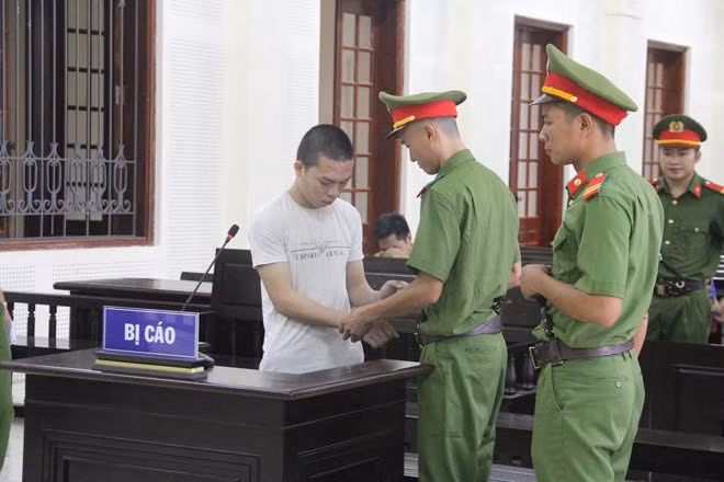 Bo nem con de xuong gieng vi nghi vo trom tien