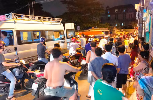 Khuya hôm qua (12/12), sau khi thực hiện xong việc khám nghiệm tử thi, CQĐT đã bàn giao thi thể các nạn nhân cho gia đình lo hậu sự.