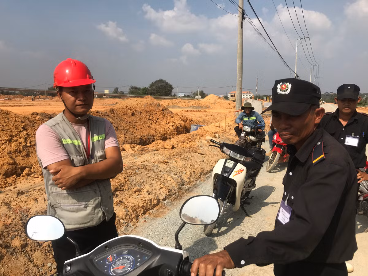 Trong khi đó, nhiều bảo vệ và giám sát công trình lại rất năng nỗ trong việc ngăn cản PV chụp ảnh, ghi nhận thực tế công trình tại bến xe miền Đông mới do SAMCO xây dựng.