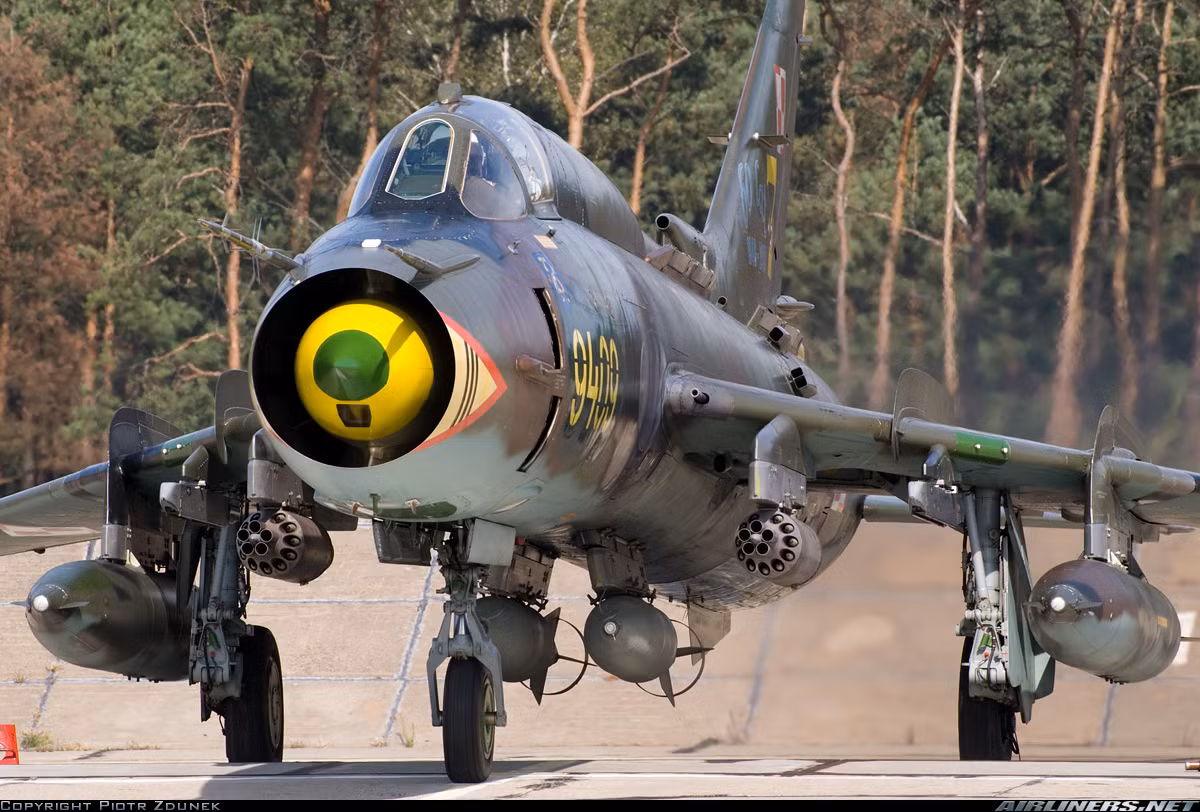 Su-22M4 có khả năng mang đến 4 tấn vũ khí trên 10 giá treo gồm tên lửa không đối không R-60 hoặc K13; tên lửa không đối đất Kh-23, Kh-25, Kh-29, Kh-58 và bom dẫn đường hoặc bom không điều khiển.