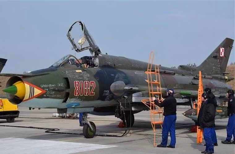 Phi công kiểm tra máy bay Su-22M4 N8102 chuẩn bị cho chuyến đi cuối cùng.