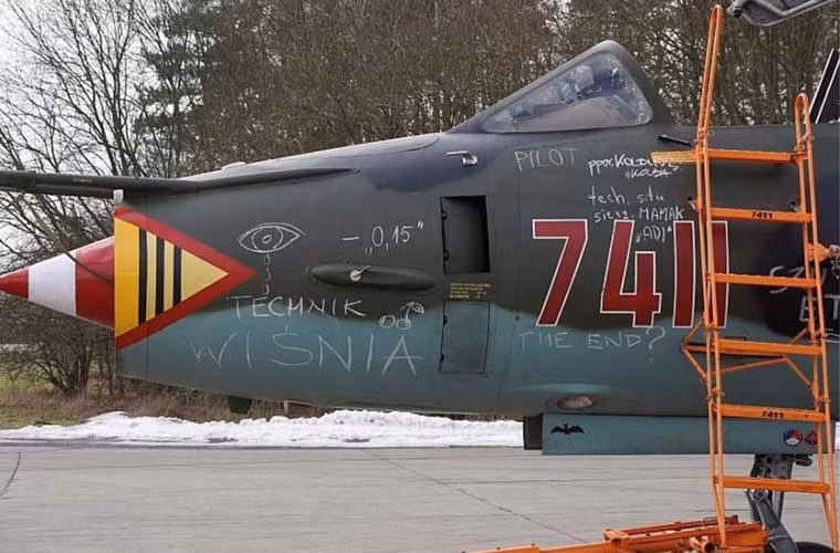 Chiếc Su-22M4 N7411 rời dây chuyền lắp ráp tháng 4/1985, thực hiện chuyến bay đầu tiên tháng 8/1985, cùng năm đó chính thức biên chế cho Không quân Ba Lan.