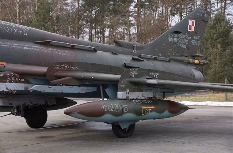 Su-22M4 N7411 đã thực hiện an toàn, thành công 2.560 lần cất hạ cánh trong suốt 30 năm qua. Ảnh: trên thân, cánh máy bay chi chít dòng chữ từ biệt của các phi công, thợ kĩ thuật Không quân Ba Lan.
