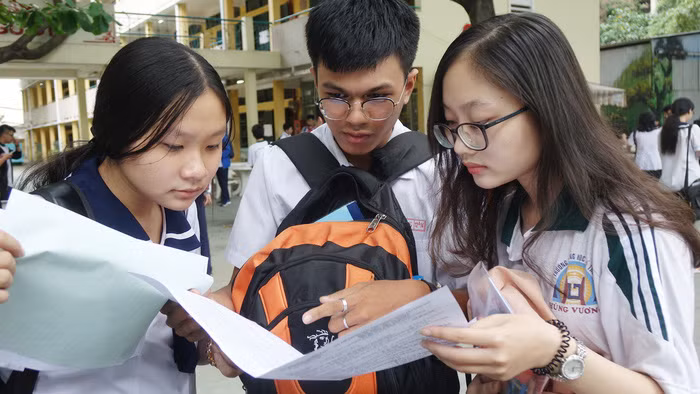 Thí sinh trao đổi bài sau giờ thi tổ hợp khoa học tự nhiên tại điểm thi Trường THPT Hùng Vương Q.5, TP.HCM