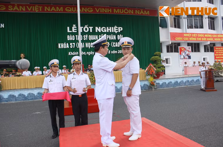 Thiếu tướng Trần Hoài Trung - Chính ủy Quân chủng Hải quân tới dự và gắn quân hàm cho học viên giỏi.