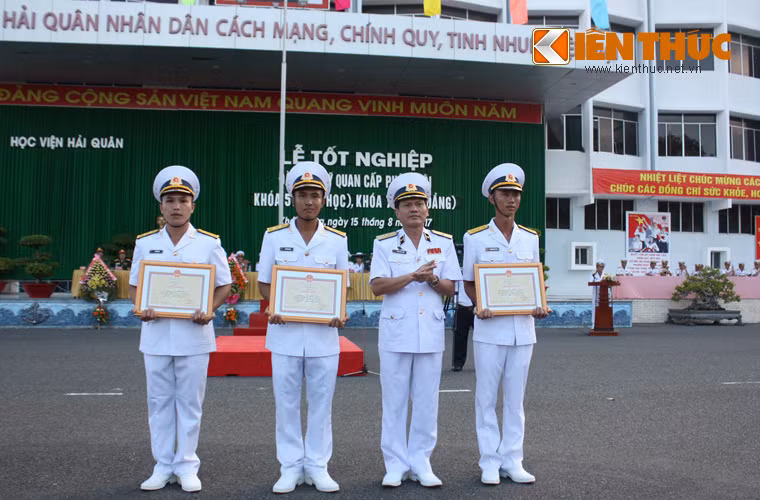 Chuẩn Đô đốc Phạm Văn Luyện – Chính ủy Học viện Hải quân trao thưởng cho các học viên giỏi.