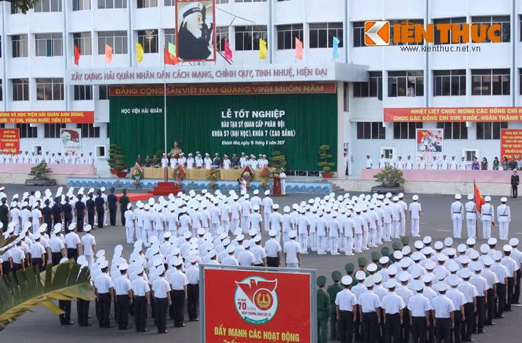 Ngày 15/8/2017, tại TP Nha Trang (Khánh Hòa), Học viện Hải quân đã tổ chức Lễ tốt nghiệp cho học viên đào tạo sĩ quan cấp phân đội trình độ đại học Khóa 57 và cao đẳng Khóa 7. Thiếu tướng Trần Hoài Trung - Chính ủy Quân chủng Hải quân tới dự và gắn quân hàm cho học viên giỏi. Trong ảnh, toàn cảnh Lễ tốt nghiệp cho các khóa học viên đào tạo cấp phân đội bậc đại học, cao đẳng tại Học viện Hải quân 2017.