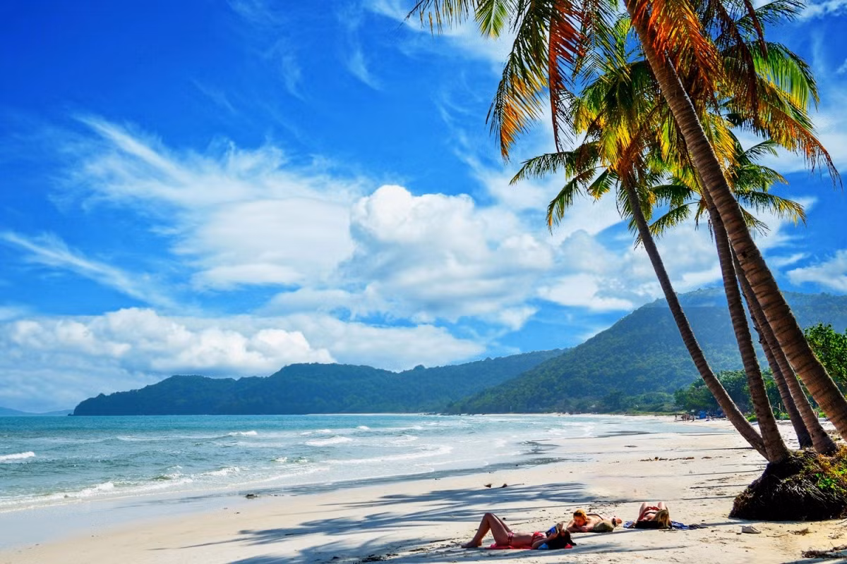 Trong ảnh là bãi biển trải dài gần 20 km từ Dinh Cậu đến Khóe Tàu Rũ, Phú Quốc với những ghềnh đá, cây xanh và làng chài thấp thoáng. Đây là một trong những bãi biển đẹp nằm trên đường Trần Hưng Đạo chạy dọc theo bãi biển phía tây nam đảo. Ảnh: DreamArchitect/Shutterstock.