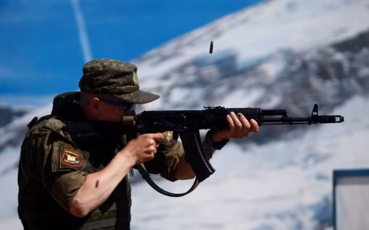Một binh sĩ Nga tham gia bắn AK-47 tại trường bắn Alabino.