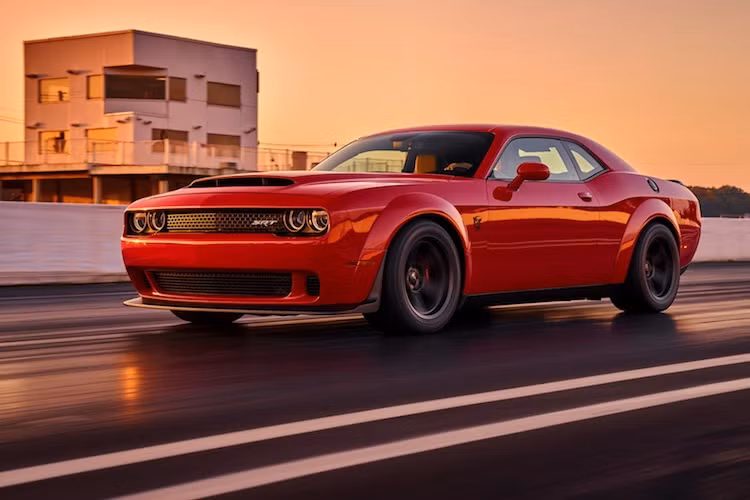 Với những thay đổi kể trên, Challenger Demon có thể đạt công suất "khủng" 808 mã lực và mô-men xoắn cực đại lên tới 972 Nm ngay cả khi dùng xăng A92. Hiện tại, Demon cũng đang là chiếc xe tăng tốc 0-100 km/h nhanh nhất Thế giới khi chỉ mất 2,1 giây - nhanh hơn cả các siêu xe Bugatti Chiron (2,4 giây) và Tesla P100D Ludicrous Plus (2,3 giây), dù các đối thủ hưởng lợi từ hệ dẫn động 4 bánh.